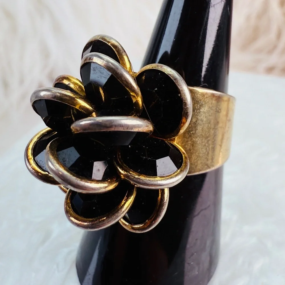 Vintage size 7 1/2 adjustable costume statement ring